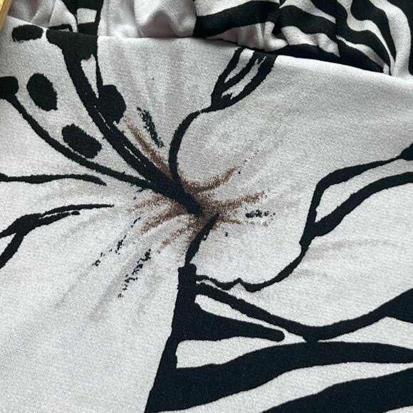 White House Black Market Tank Top Shirt Size XS Zebra Floral Black White Boho - Picture 5 of 9